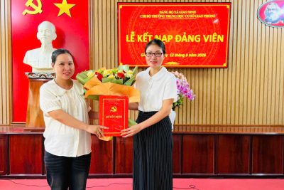CHI BỘ TRƯỜNG THCS GIAO PHONG TỔ CHỨC LỄ KẾT NẠP ĐẢNG VIÊN CHO QUẦN CHÚNG ƯU TÚ